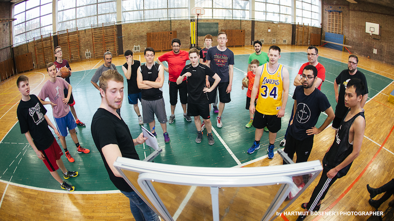 Arik Schumann bei der Eröffnung des ersten Colourful Balling Events 2916 // Foto: Hartmut Bösener